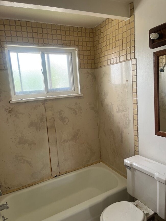 Building Photo - 3bd Maple Townhome Cash Pay/SECTION 8