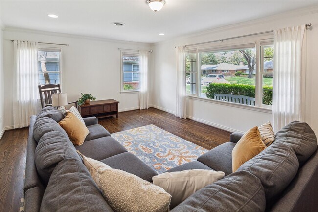 Building Photo - 3215 Castlewood St