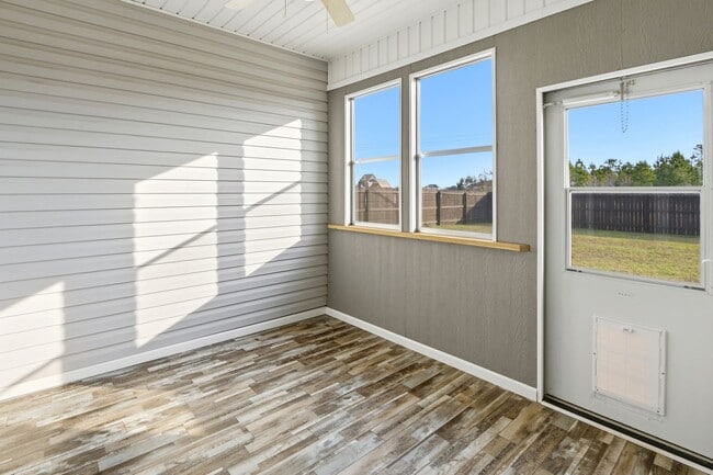 Building Photo - Spacious Living in Stateside – Comfort, Style & Convenience!