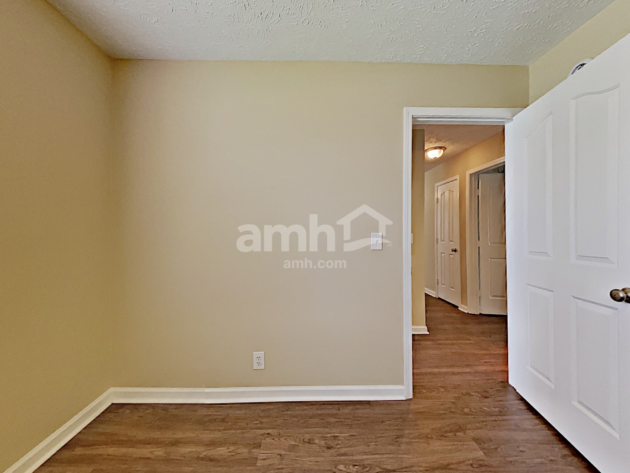 Building Photo - 9009 Lomond Dr