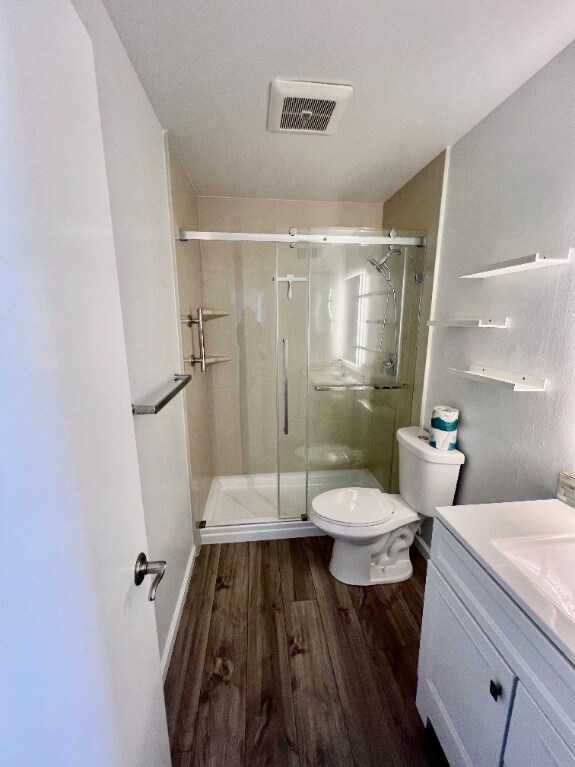 Building Photo - Updated 2 bedroom condo in a gated communi...
