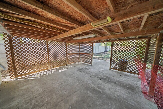 Building Photo - 823 Straight Ln