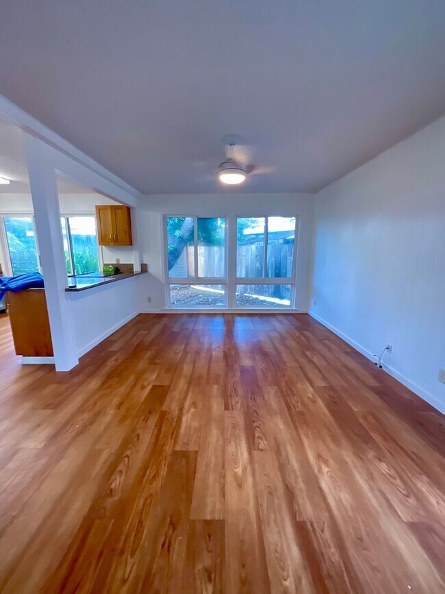 Building Photo - Beautiful, Bright & Airy Beach House--3Bed...