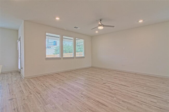 Building Photo - 200 Geminiflora Bend