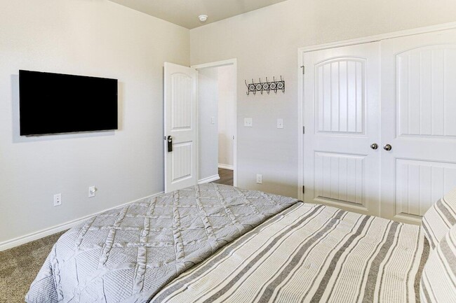 Building Photo - 806 E 19th St