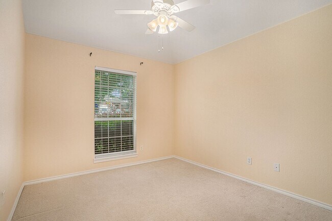 Building Photo - Welcome to this inviting 3-bedroom, 2-bathroom home in the heart of Cleburne, perfectly suited fo...