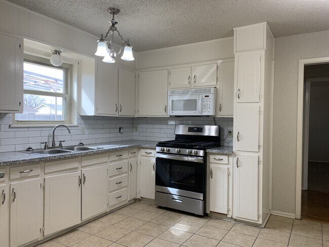 Building Photo - 4617 Lehigh St