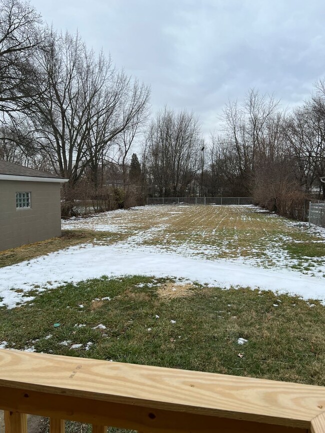 Building Photo - 4 Bedroom with a Huge Fenced Back Yard!