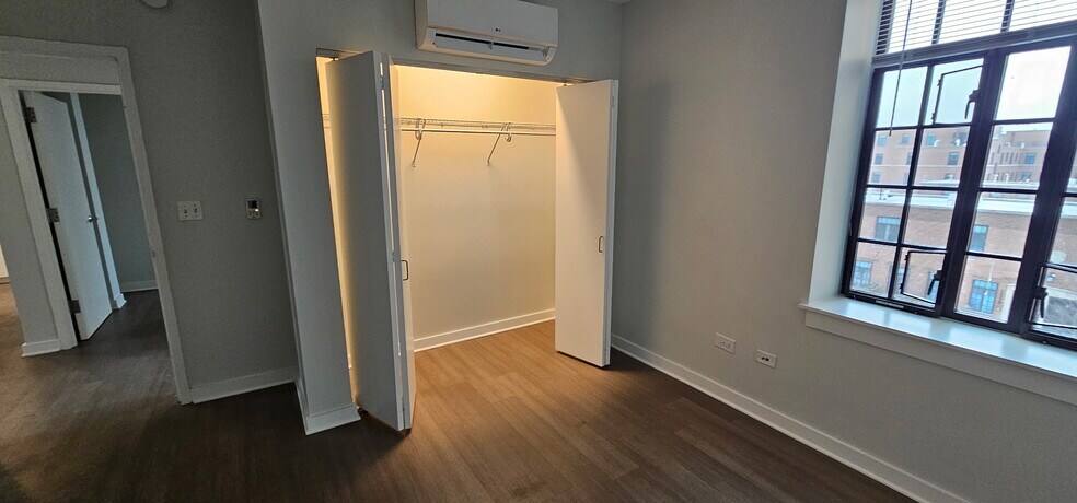 Building Photo - 2857 N Clybourn Ave