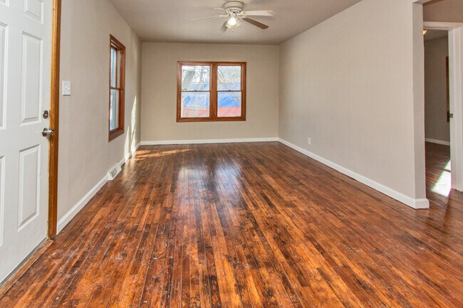 Building Photo - Large 3 Bedroom, 2 Bathroom - Pyramid Properties