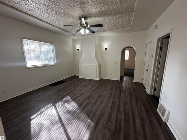 Building Photo - 315 E Bellows St