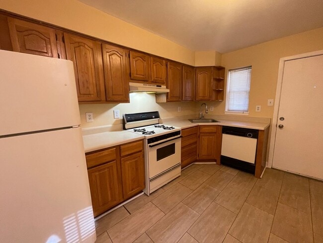 Building Photo - Freshly Renovated 2 Bedroom 1 Bath a block...