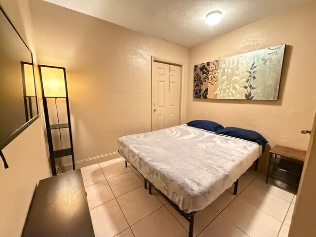 Building Photo - 212 SW 2nd Terrace