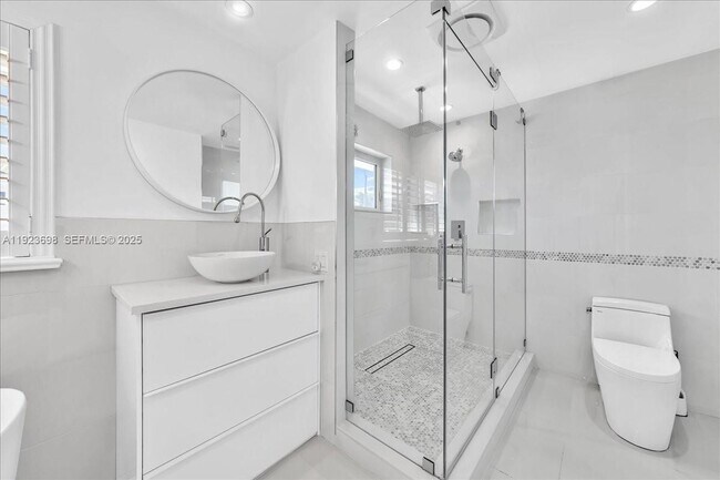 Building Photo - 348 Palm St