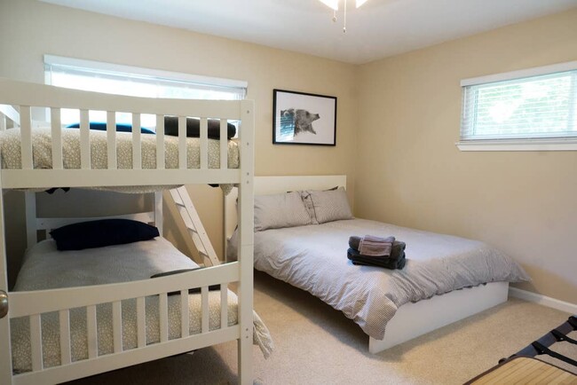 Building Photo - 1919 Puritan Dr