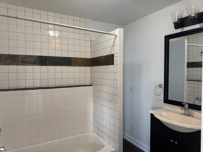 Building Photo - 939 University Ave