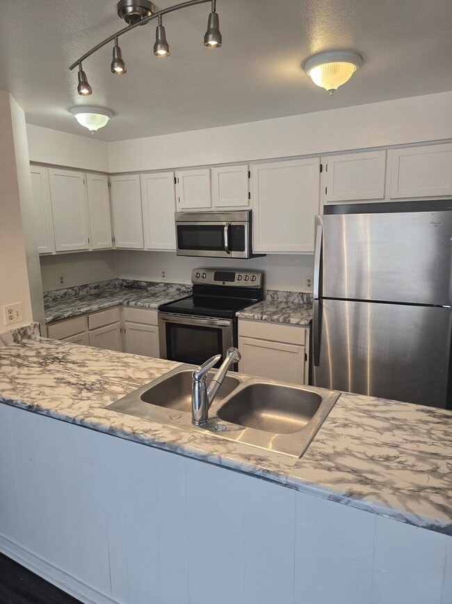 Building Photo - Fantastic Updated 2-Bedroom, 2-Bath Condo ...