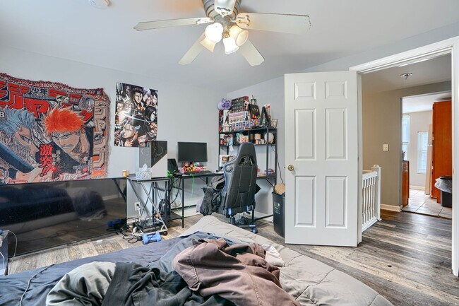 Building Photo - 304 Collins Ave