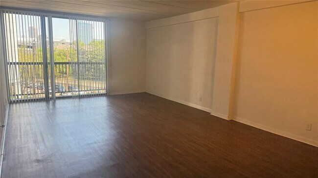 Building Photo - 5400 Memorial Dr