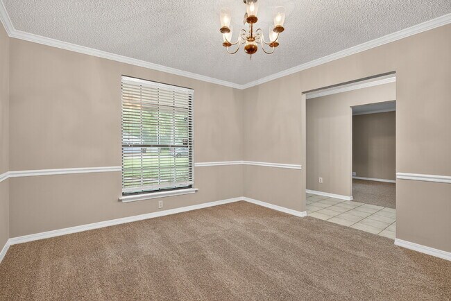 Building Photo - Spacious 3BR Home with Fireplace, Garage & Private Yard