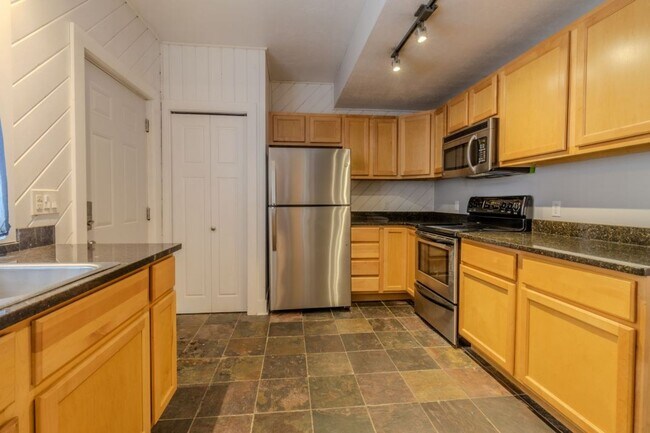 Building Photo - 933 E Front St