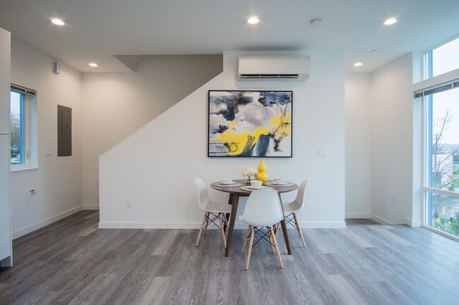 Building Photo - Modern 3BR/3.5BA Townhouse with Rooftop Views in Yesler Terrace