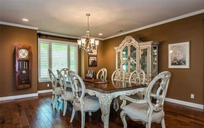 Building Photo - Very large, 4 bedroom 2.5 bath home