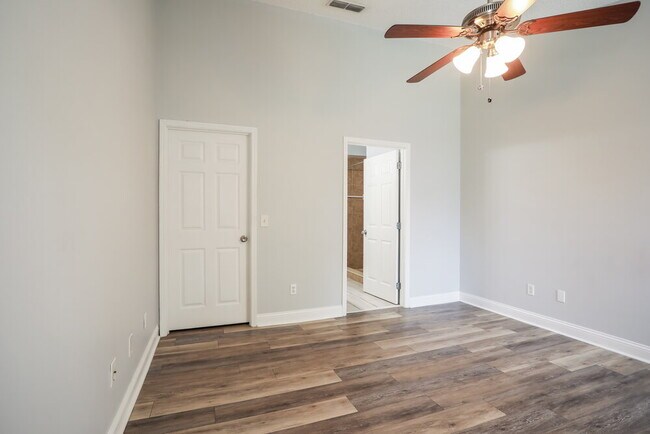 Building Photo - 7625 Dover Cliff Dr S