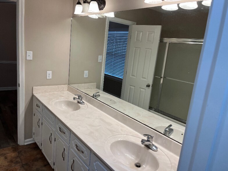 Building Photo - 15 Ariel Dr