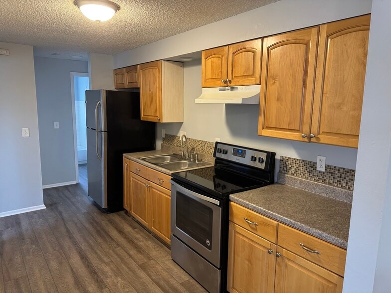 Building Photo - Monarch Crest