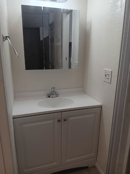 Building Photo - 3052 N Alvernon Way