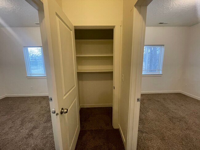 Building Photo - 214 S Dewey Ave