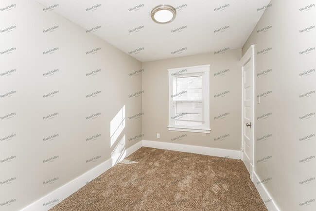 Building Photo - 908 W 20th St