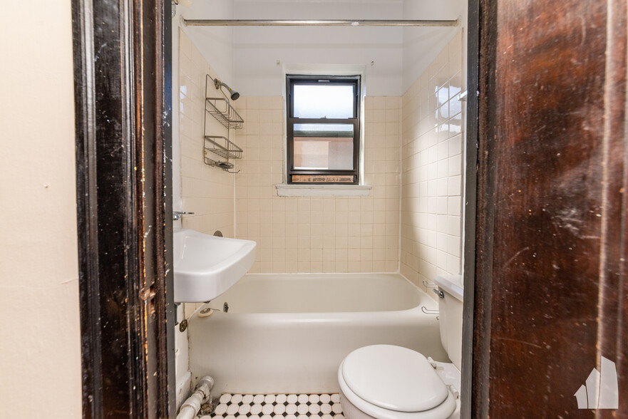 Building Photo - 948 W Cuyler Ave