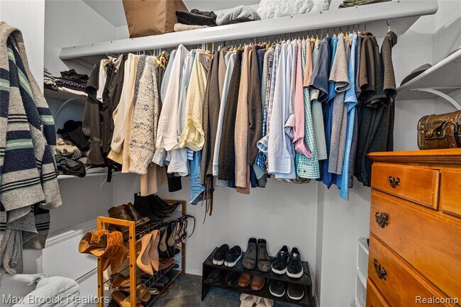 Building Photo - 704 Oakbrook Ridge Dr