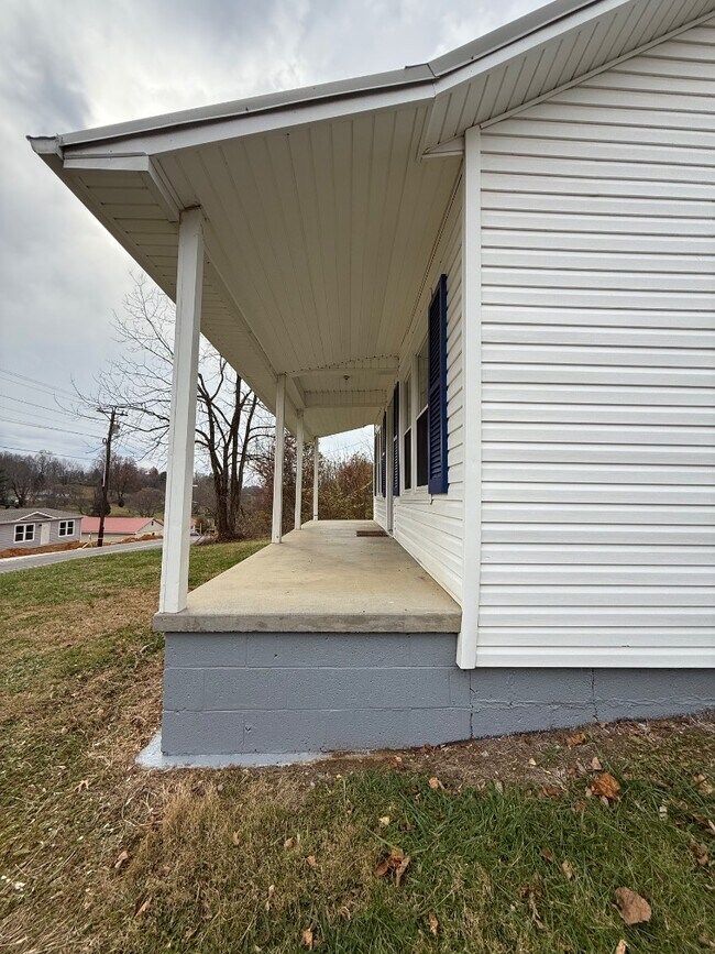 Building Photo - 221 Valley Pike Rd