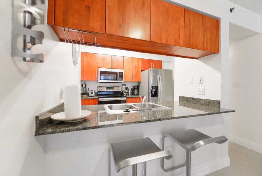 Building Photo - 1200 Brickell Bay Dr