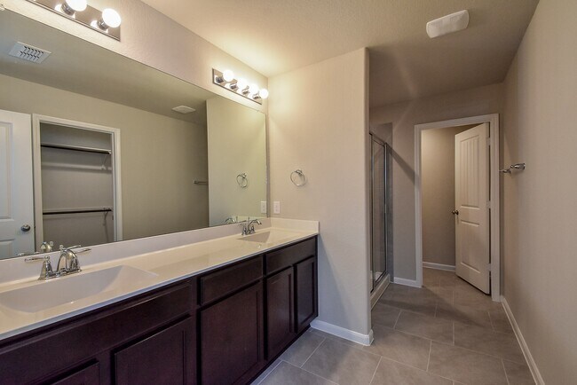 Building Photo - 1427 Central Heights Dr