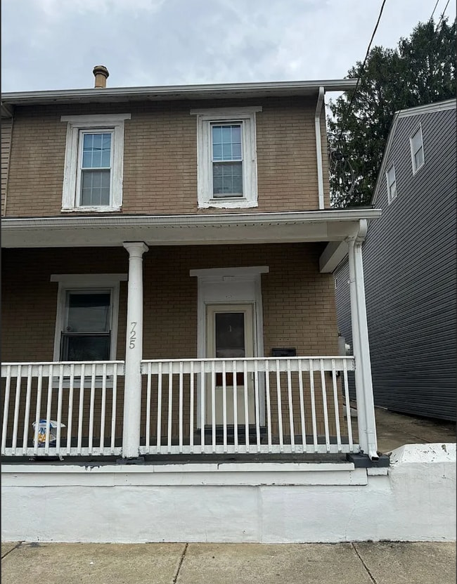 Building Photo - Completely Remodeled Spacious One-Bedroom Apartment First Floor