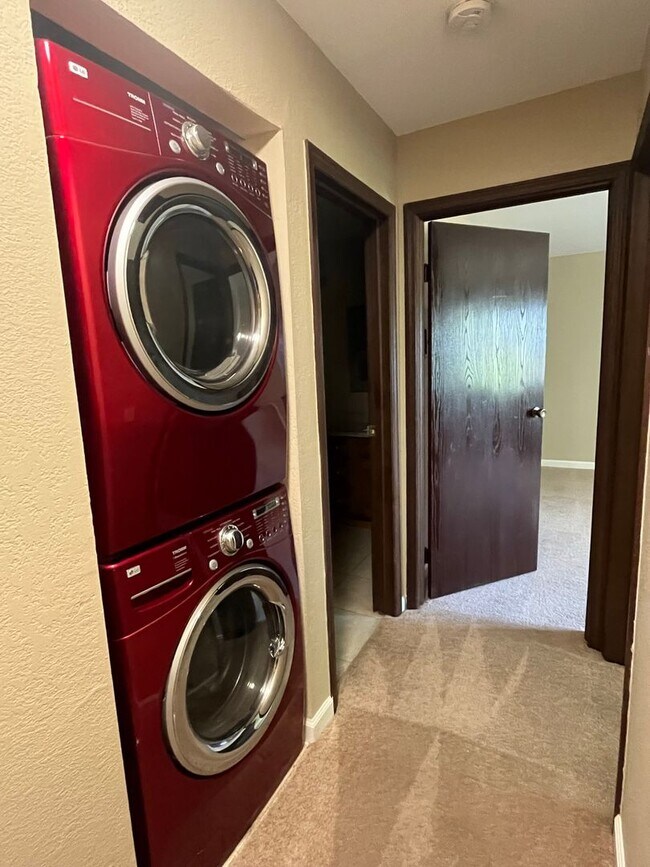 Building Photo - Spacious 2 Bed 1 Bath! Warm Springs District!