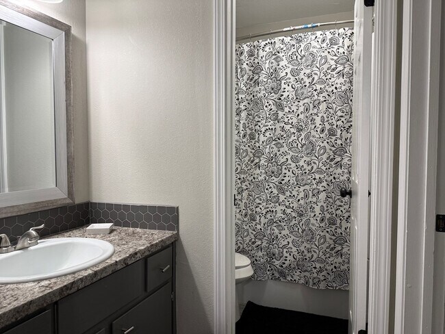 Building Photo - 6701 Eastridge Rd