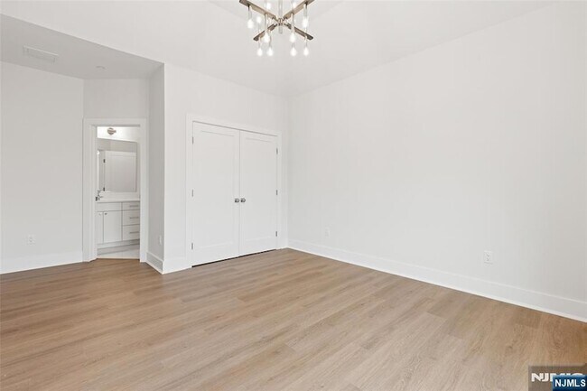 Building Photo - 445 Ramapo Valley Rd