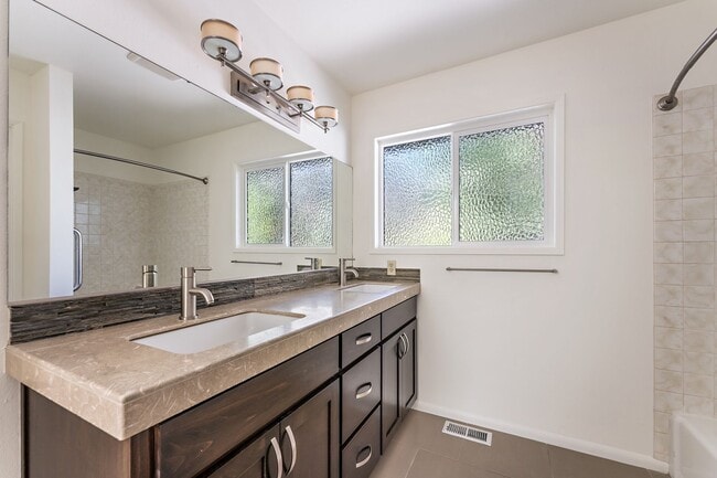 Building Photo - 4-Bedroom Luxury Home for Rent by Portland Golf Club