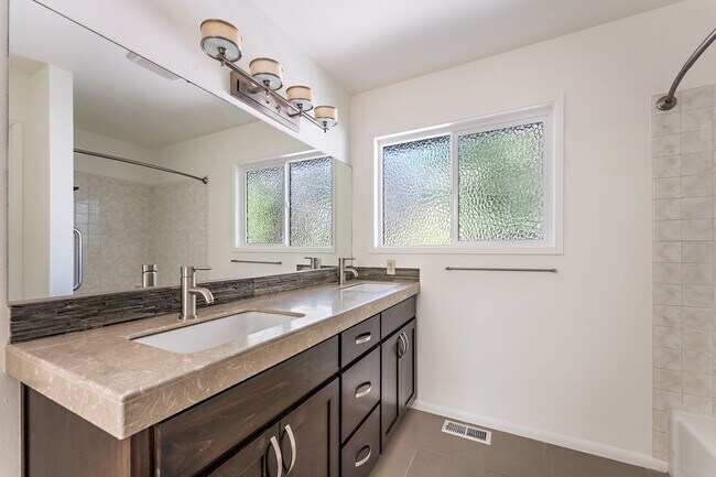 Building Photo - 4-Bedroom Luxury Home for Rent by Portland...