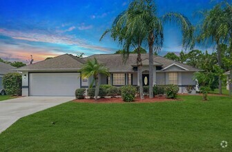 Building Photo - Beautiful 3/2/2 with Screened Porch & Larg...