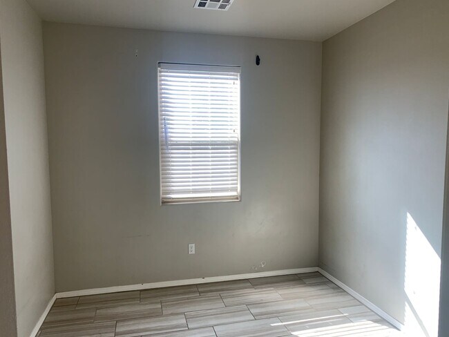 Building Photo - Newer Home in  Metro Park Village