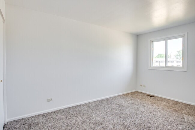 Building Photo - 889 Heatherbrook Ct