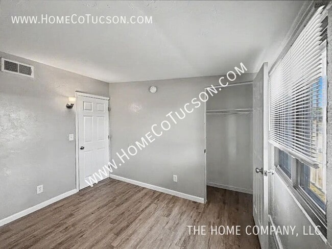 Building Photo - 410 W Calle Antonia