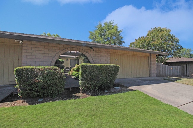 Ramona Vista Front Yard and Driveway - Romona Vista Way