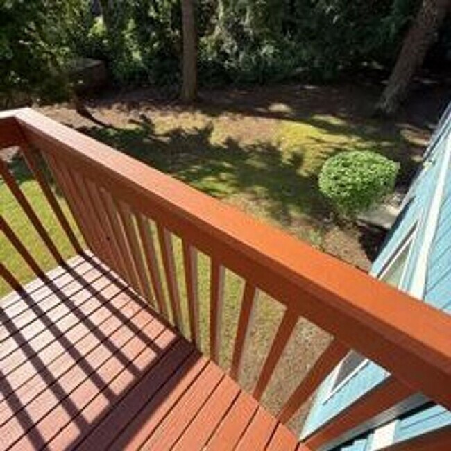 Building Photo - Beautiful home in highly desirable Bellevue neighborhood.
